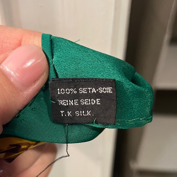 CHANEL Emerald and Gold Chain Motif Scarf - Picture 9 of 11